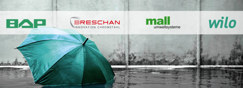 Ein grüner Regenschirm steht in einer spiegelnden Wasserpfütze vor einer grauen Wand. Über dem Regenschirm sind Logos der Unternehmen BAP, Breschan, mall und Wilo angeordnet.