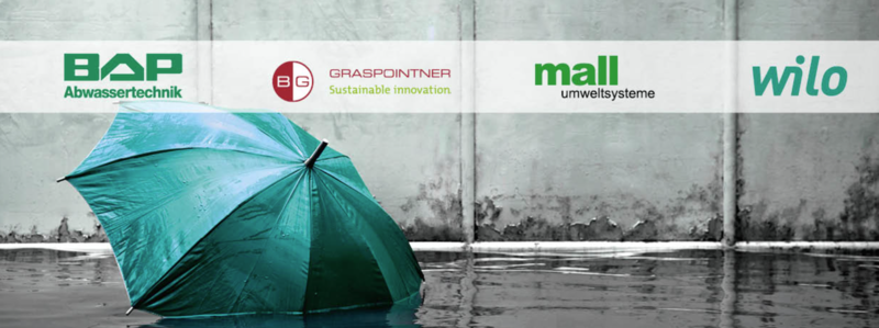 Ein grüner Regenschirm steht auf nassem Boden vor einer grauen Wand. Oben sind die Logos von vier Unternehmen zu sehen: BAP Abwassertechnik, Graspointner, mall Umweltsysteme und Wilo.