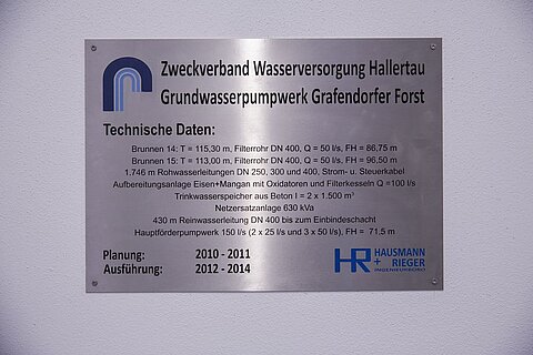 Metallschild mit technischen Daten zur Grundwasserpumpanlage Grafendorfer Forst. Informationen über Brunnen, Filterdurchmesser, Förderhöhe, Netzersatzanlage und Planungs- sowie Ausführungsjahre.